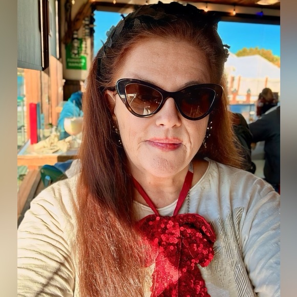 Meet your Posher, Janet - Picture 3 of 3